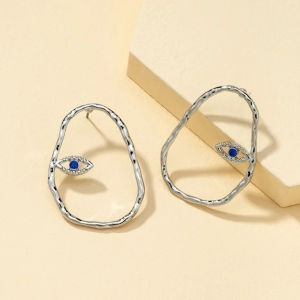 3/$30 🤍 Hollow Face Earrings